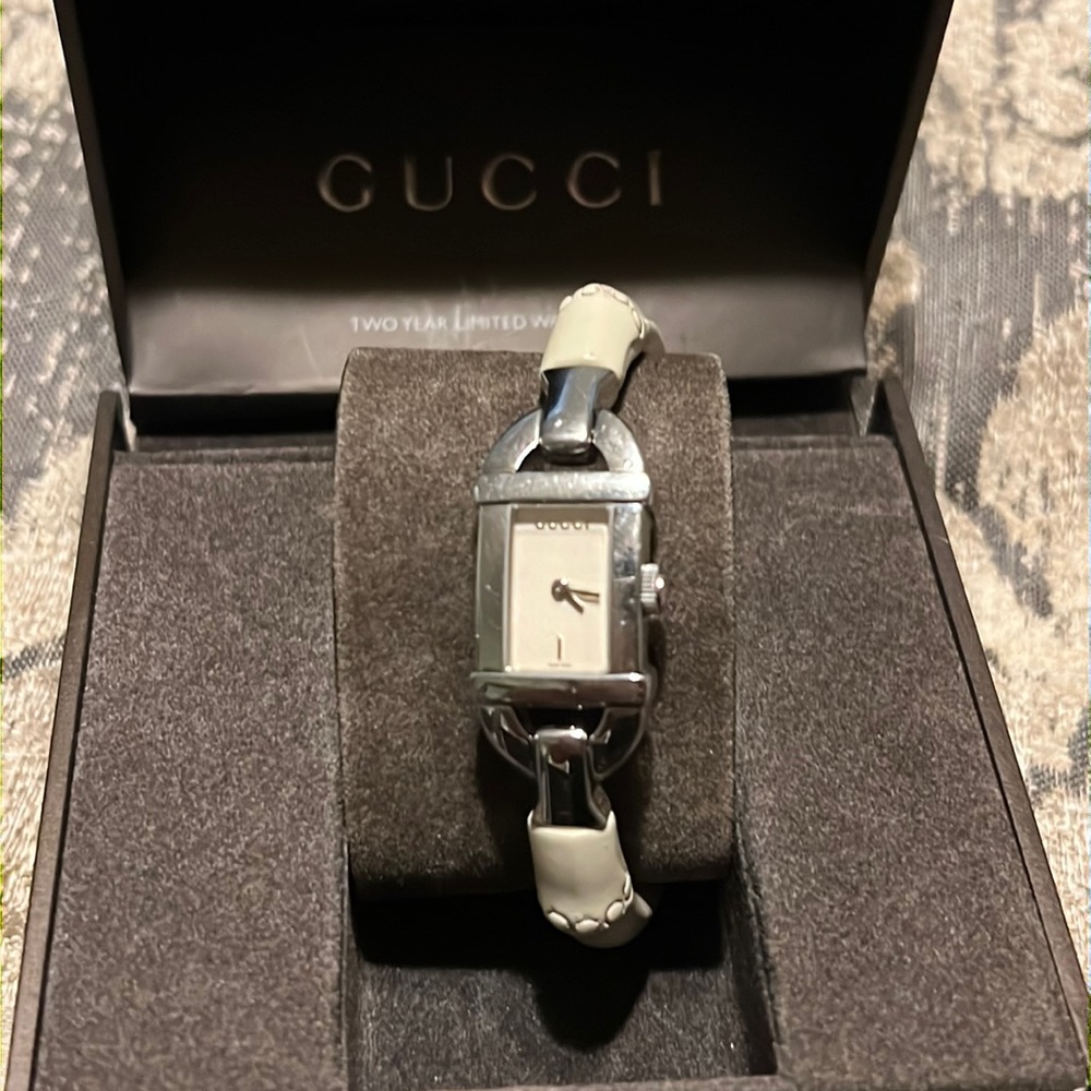 Women Gucci Leather band watch